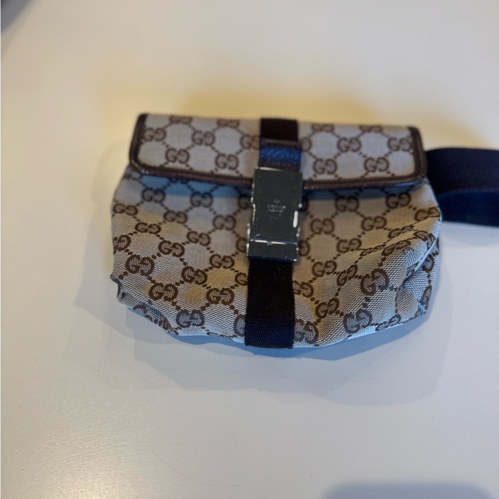 Gucci Cream and Brown Key Card Holder with Signature Style